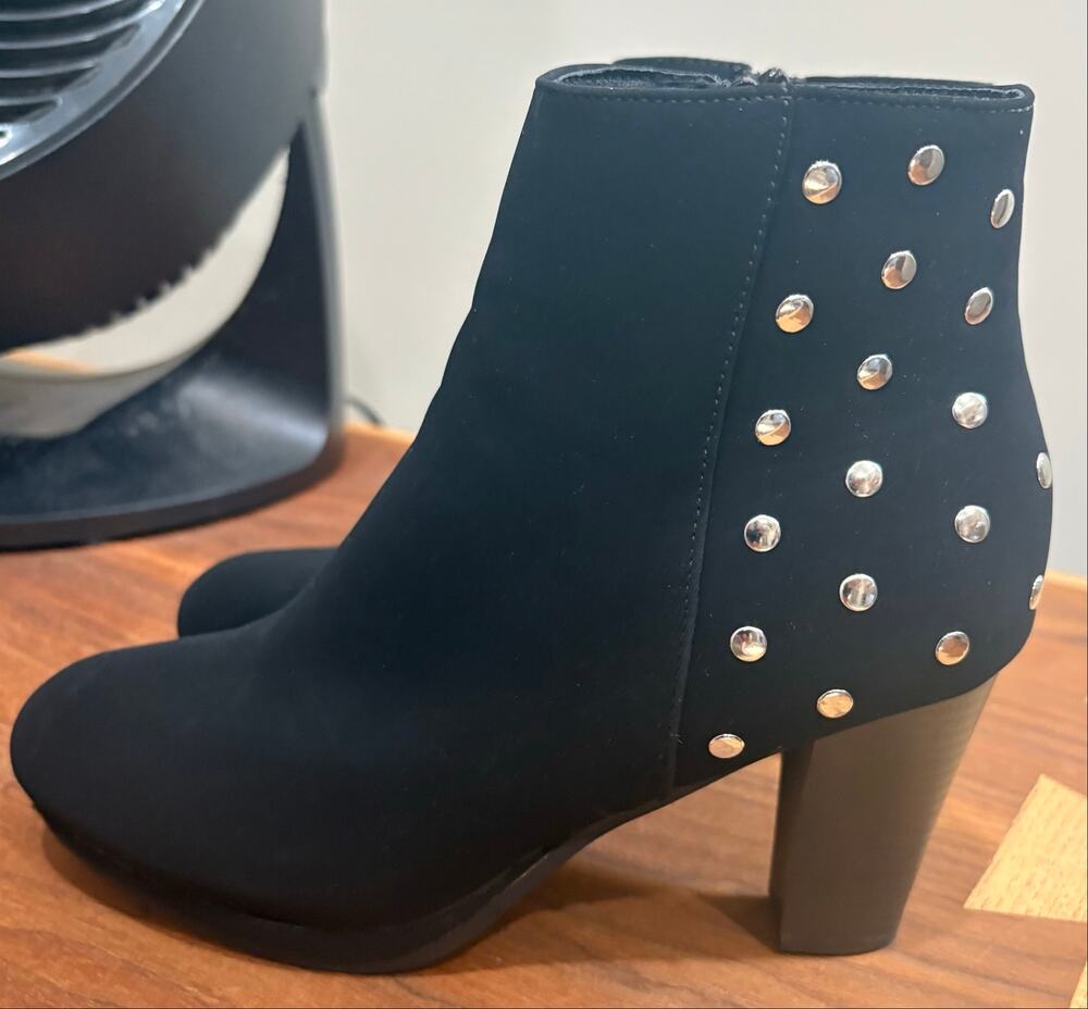 Sexy Black faux-suede finish ankle boots w/2.5 inch heels, W size 7
